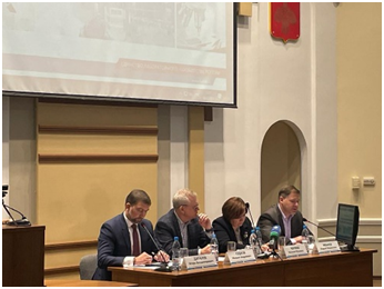 Изображение выглядит как человек, внутренний, конференц зал Автоматически созданное описание